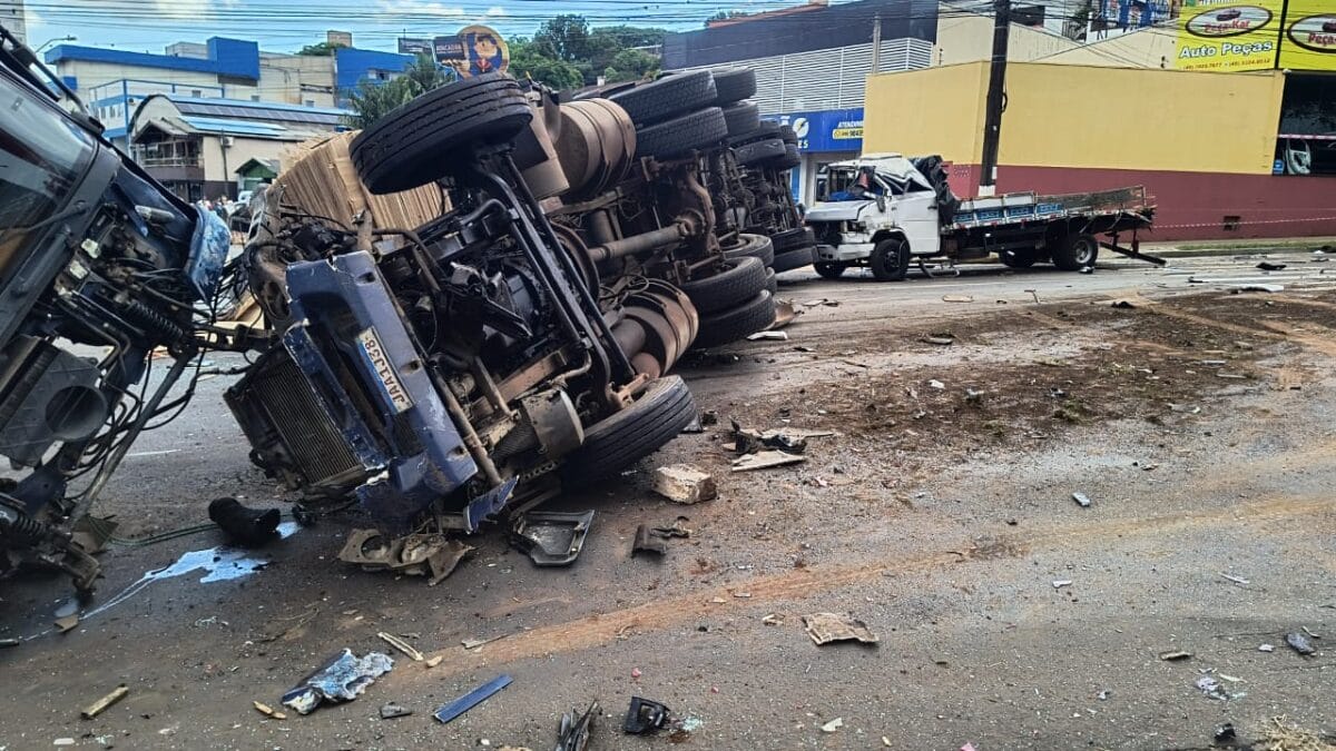 Caminh&atilde;o &ldquo;atropela&rdquo; carros em Chapec&oacute;