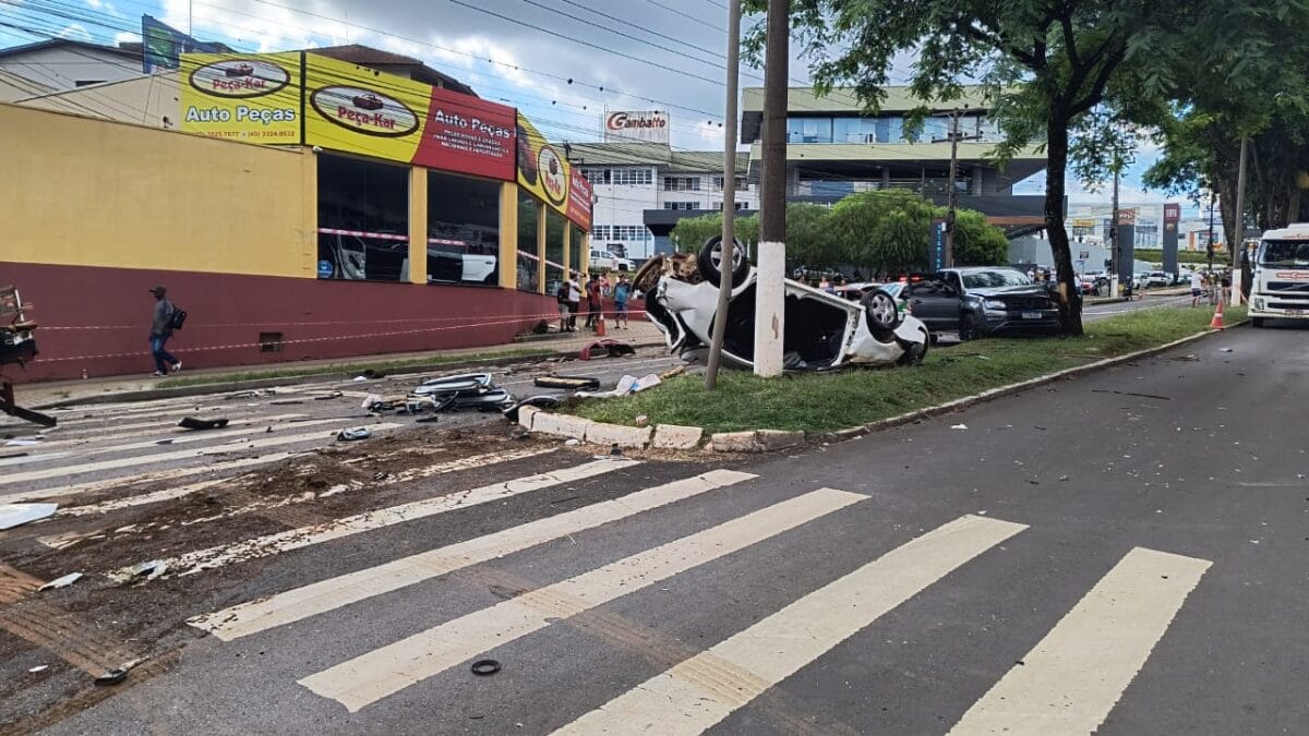 Caminh&atilde;o &ldquo;atropela&rdquo; carros em Chapec&oacute;