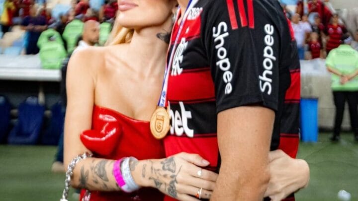 Jogador do Flamengo, Léo Pereira, abraçado com a namorada Karoline Lima, após título carioca de 2025.