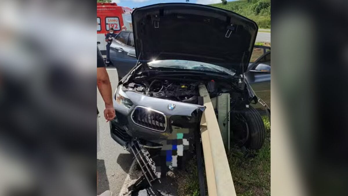 Criança morre após BMW ser atravessada por guard rail enquanto voltava de SC