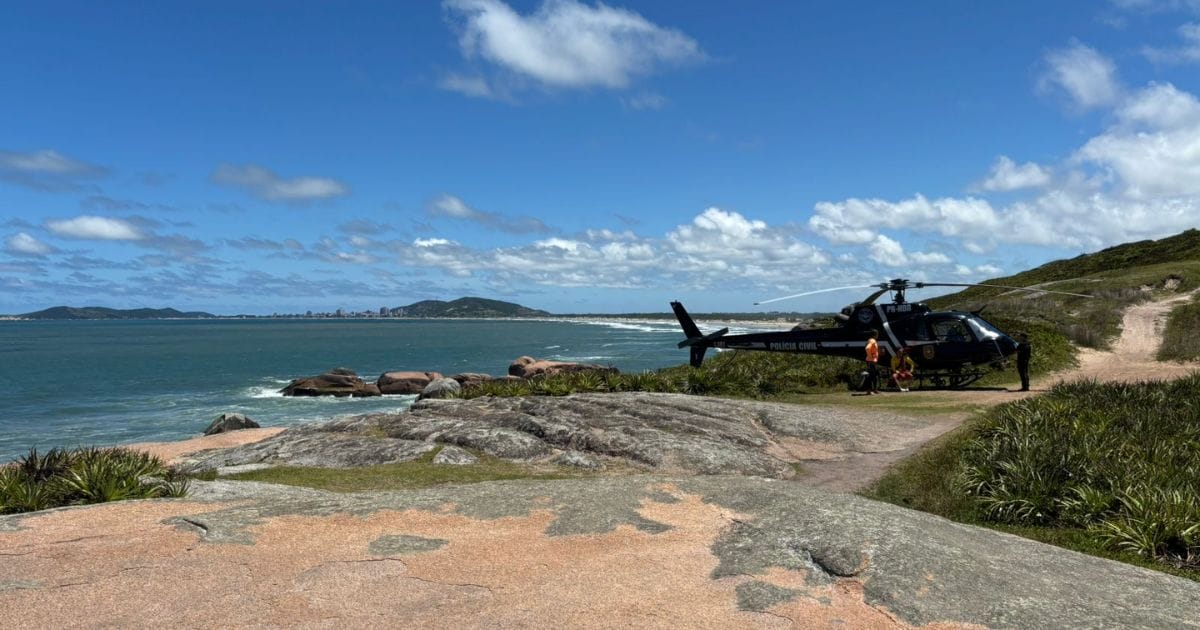 Local da queda em costão rochoso na Pedra do Frade