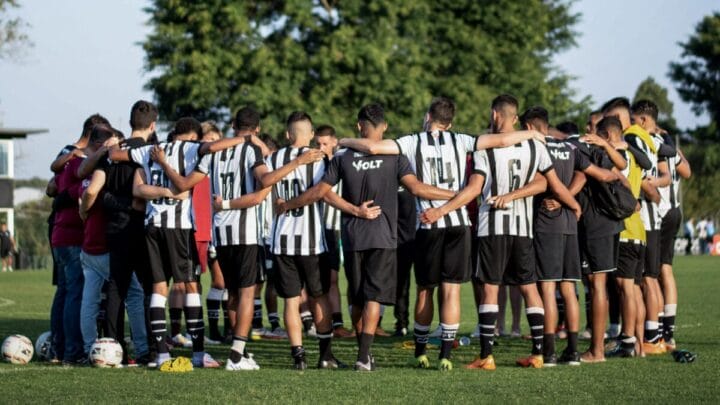 Atletas sub-20 do Figueirense em roda pré-jogo da categoria