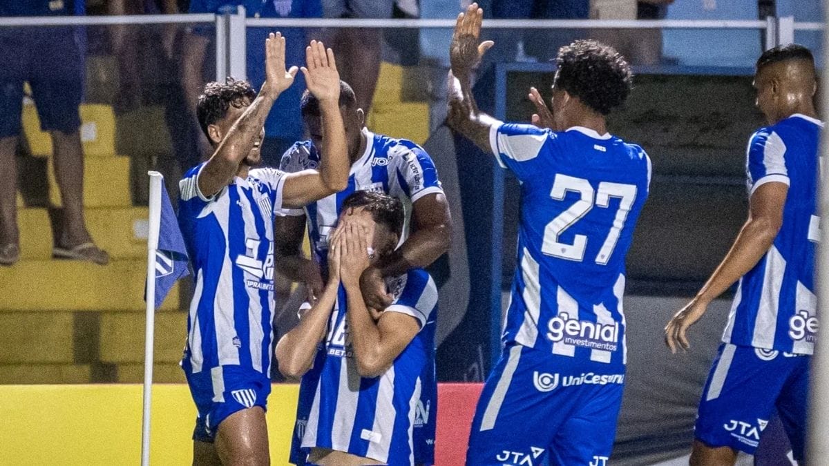 Jogadores do Ava&iacute; celebram gol da vit&oacute;ria contra o Carlos Renaux