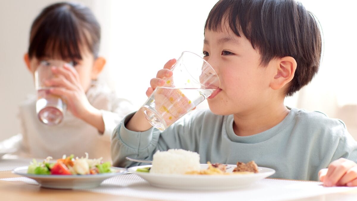 Quando devemos beber &aacute;gua?A chave, como em quase tudo, est&aacute; no equil&iacute;brio e em ouvir o nosso corpo. N&atilde;o se trata de eliminar a &aacute;gua das refei&ccedil;&otilde;es, mas sim de estar atento &agrave; quantidade e ao momento em que bebemos. Aqui est&atilde;o algumas dicas pr&aacute;ticas que decorrem disso: Beber &aacute;gua, de prefer&ecirc;ncia antes das refei&ccedil;&otilde;es, pode ajudar a preparar o sistema digestivoUm copo de &aacute;gua cerca de 20 a 30 minutos antes de comer estimula a produ&ccedil;&atilde;o de enzimas digestivas e pode ajudar a controlar melhor o tamanho das por&ccedil;&otilde;es, criando uma leve sensa&ccedil;&atilde;o de saciedadeDurante as refei&ccedil;&otilde;es, recomenda-se beber pequenos goles conforme necess&aacute;rio para auxiliar na digest&atilde;o dos alimentos, evitando encher copos inteiros de uma s&oacute; vezAp&oacute;s as refei&ccedil;&otilde;es, a &aacute;gua pode auxiliar na absor&ccedil;&atilde;o de nutrientes e manter a hidrata&ccedil;&atilde;o adequada. O que est&aacute; claro &eacute; que a hidrata&ccedil;&atilde;o &eacute; essencial