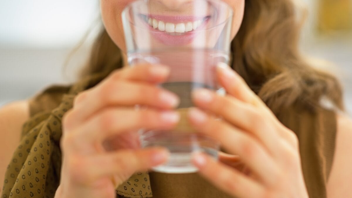 Quando devemos beber &aacute;gua?A chave, como em quase tudo, est&aacute; no equil&iacute;brio e em ouvir o nosso corpo. N&atilde;o se trata de eliminar a &aacute;gua das refei&ccedil;&otilde;es, mas sim de estar atento &agrave; quantidade e ao momento em que bebemos. Aqui est&atilde;o algumas dicas pr&aacute;ticas que decorrem disso: Beber &aacute;gua, de prefer&ecirc;ncia antes das refei&ccedil;&otilde;es, pode ajudar a preparar o sistema digestivoUm copo de &aacute;gua cerca de 20 a 30 minutos antes de comer estimula a produ&ccedil;&atilde;o de enzimas digestivas e pode ajudar a controlar melhor o tamanho das por&ccedil;&otilde;es, criando uma leve sensa&ccedil;&atilde;o de saciedadeDurante as refei&ccedil;&otilde;es, recomenda-se beber pequenos goles conforme necess&aacute;rio para auxiliar na digest&atilde;o dos alimentos, evitando encher copos inteiros de uma s&oacute; vezAp&oacute;s as refei&ccedil;&otilde;es, a &aacute;gua pode auxiliar na absor&ccedil;&atilde;o de nutrientes e manter a hidrata&ccedil;&atilde;o adequada. O que est&aacute; claro &eacute; que a hidrata&ccedil;&atilde;o &eacute; essencial