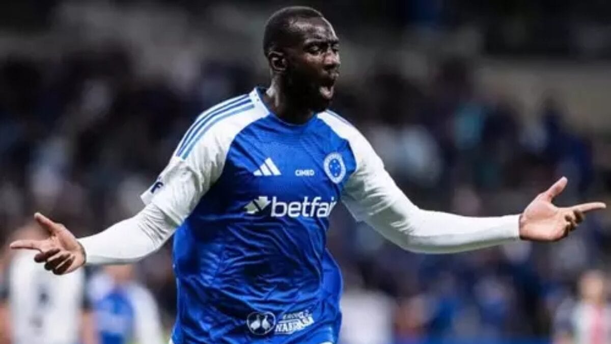 Bolasie comemorando gol pelo Cruzeiro