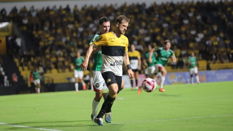 Times se enfrentam pelo Campeonato Catarinense (Foto: Celso da Luz)