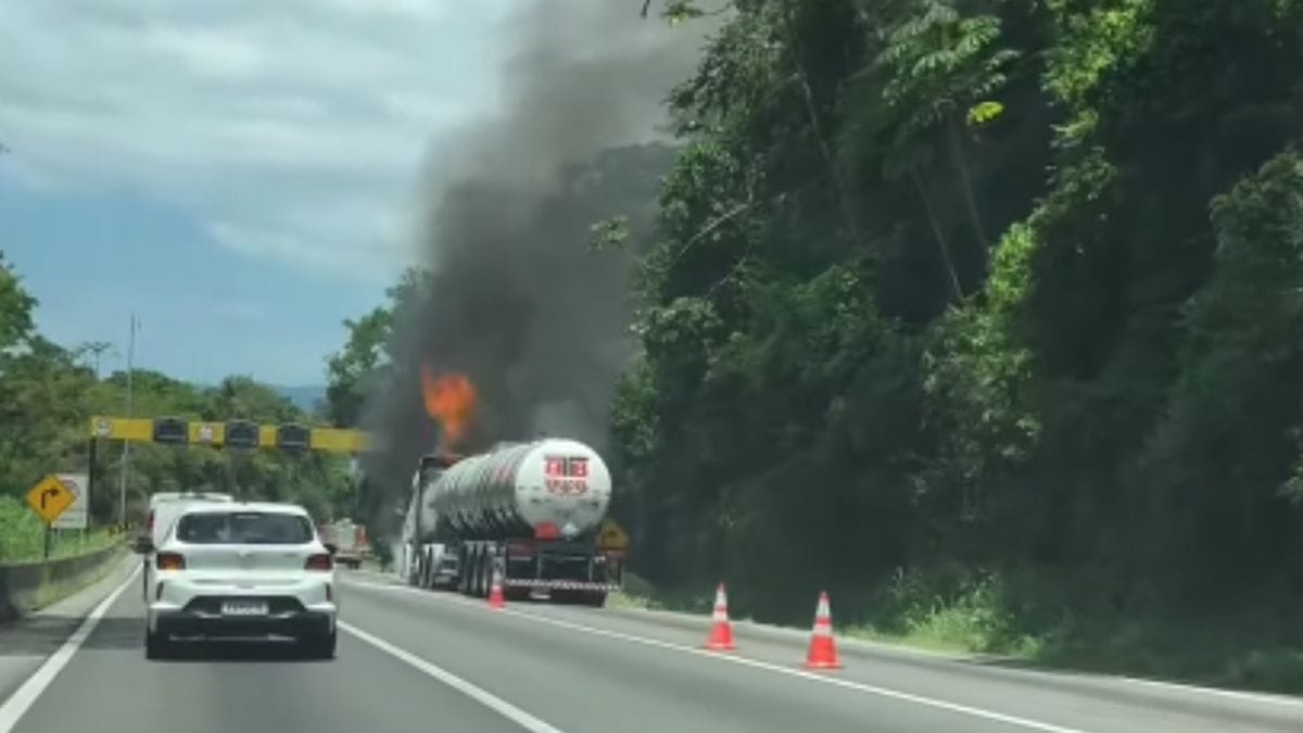 Dois acidentes na BR-101 em Itapema causam interdições e filas nesta tarde de sábado 1 Caminhao pega fogo interdita a BR 101 em Itapema e provoca filas quilometricas 3