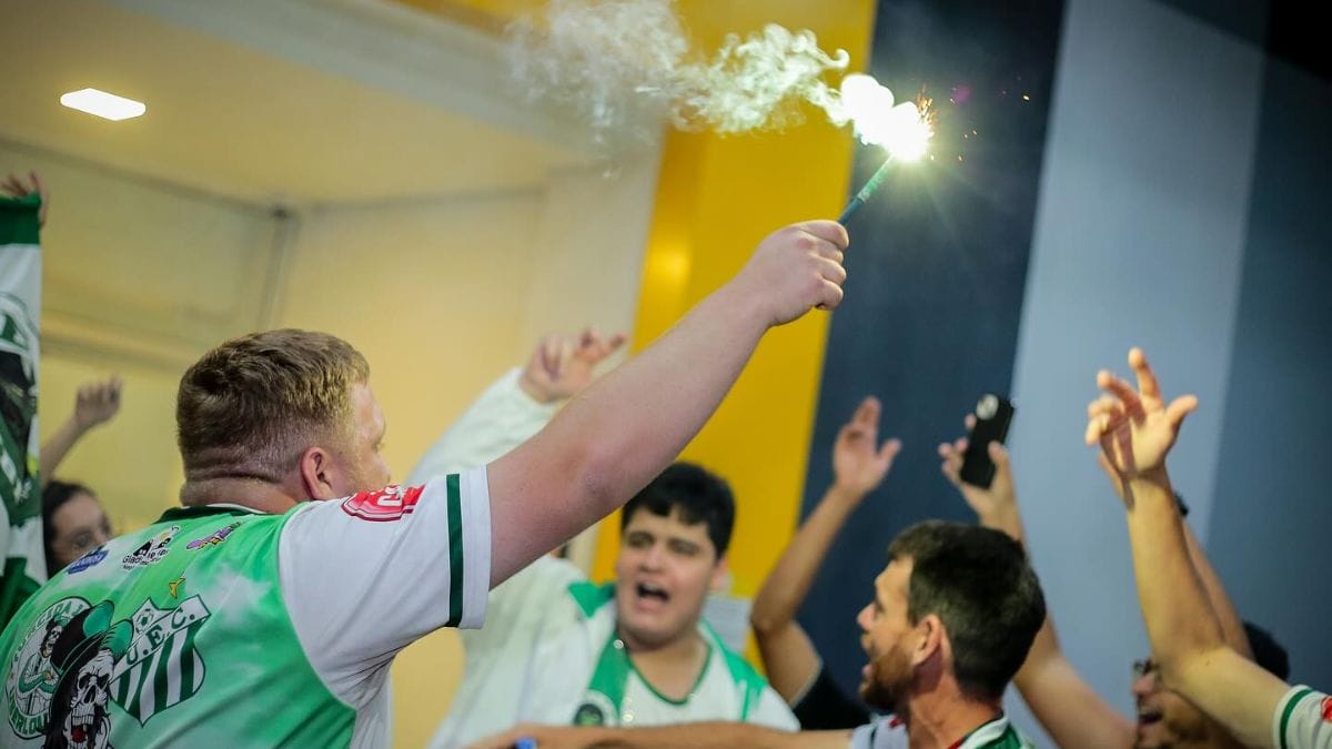 Quando chegou, técnico foi recebido com festa (Foto: Giovanni Mendes, Uberlândia EC)