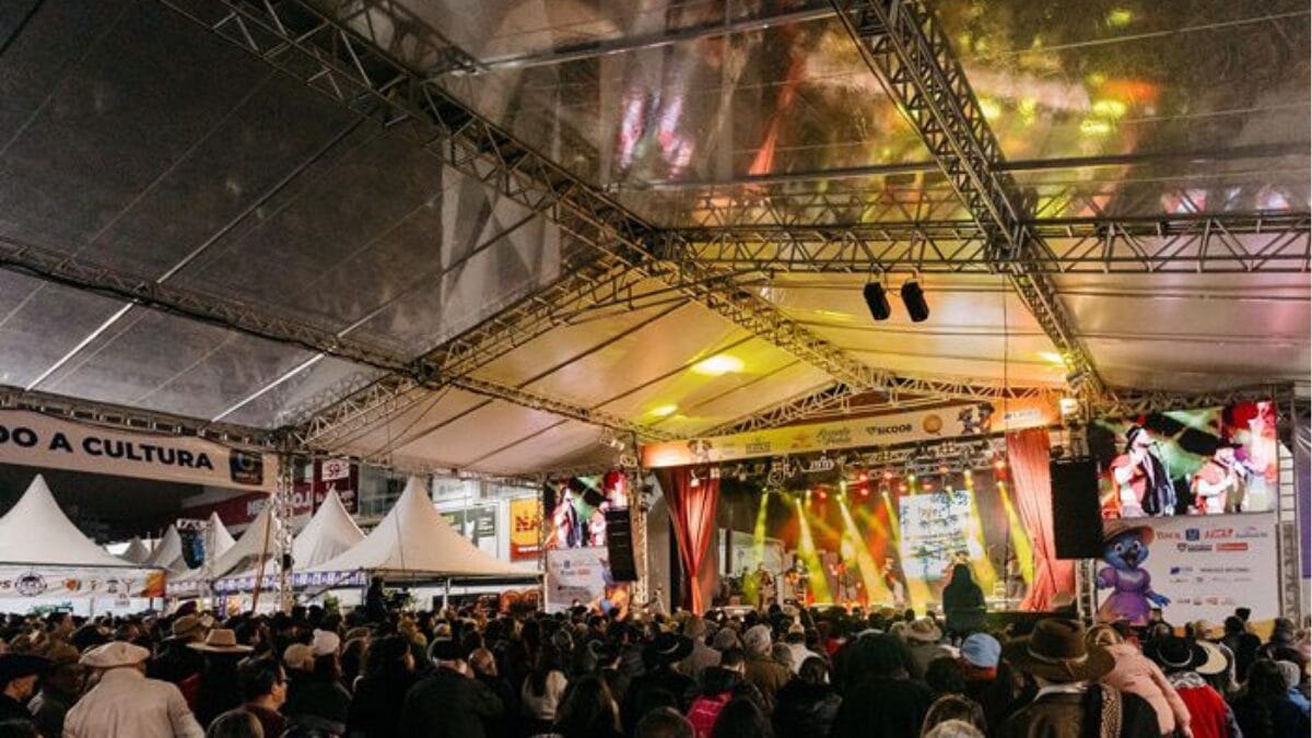 Candidatas ao t&iacute;tulo de rainha e princesas da festa desfilam com trajes t&iacute;picos que representam a cultura serrana. (Foto: Prefeitura de Lages, divulga&ccedil;&atilde;o)