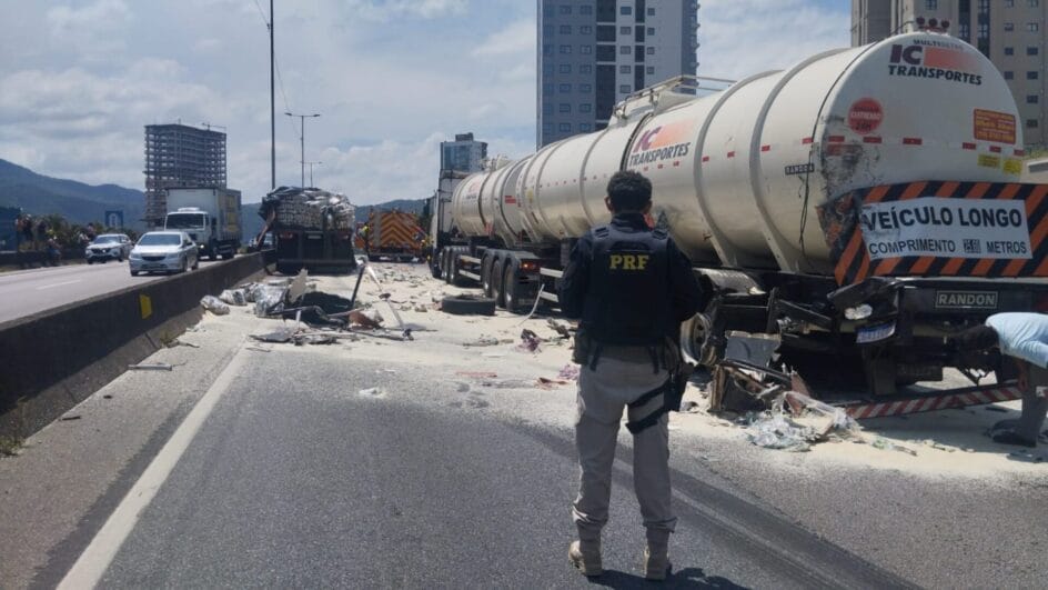 Dois acidentes na BR-101 em Itapema causam interdições e filas nesta tarde de sábado 2 Caos no transito bloqueia totalmente a BR 101 em Itapema filas sao de ate 5 km