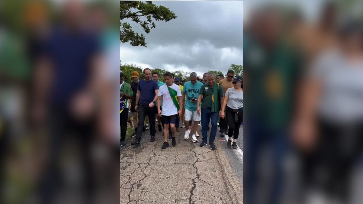 Carlos Bolsonaro se junta à caminhada de Nikolas Ferreira rumo a Brasília (5)