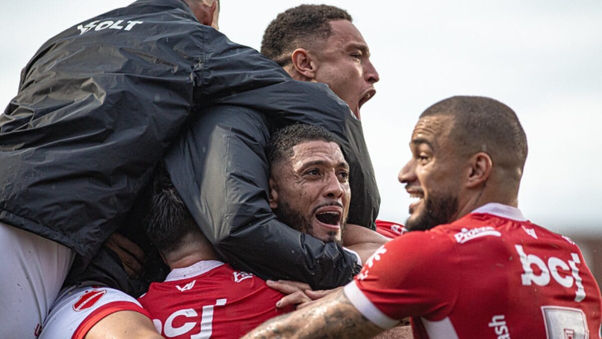 Jogadores do Villa Nova comemorando gol e se abraçando.