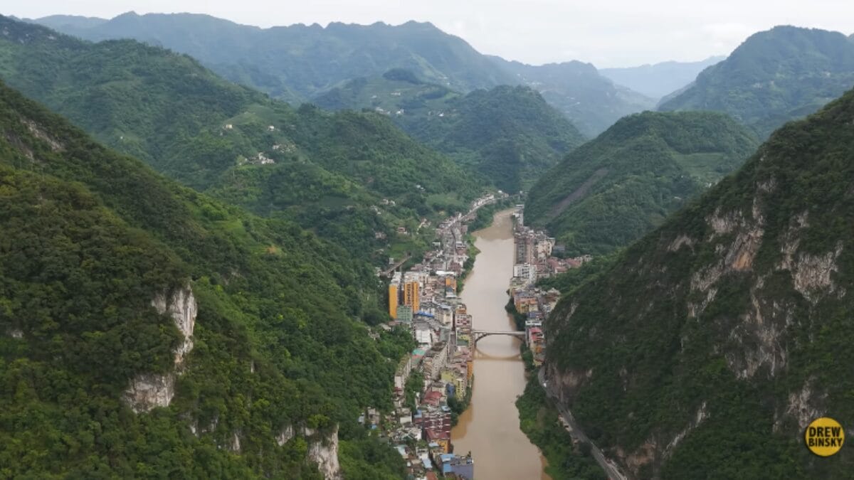 Cidade mais estreita do mundo fica espremida entre duas montanha &iacute;ngremes