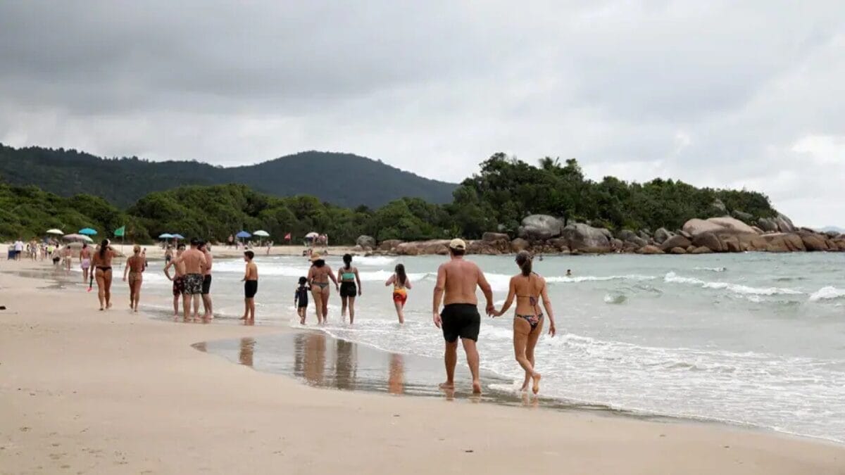 Cidade queridinha em SC melhora balneabilidade, mas 50% das praias seguem impróprias