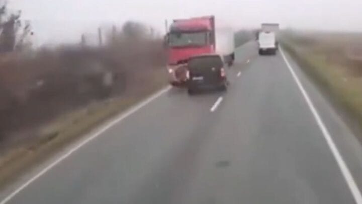 Colisão de veículo com torcedores do PAOK