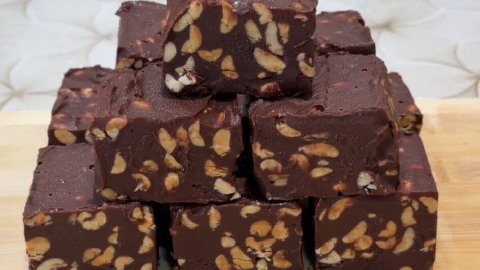 Com apenas 4 ingredientes, você prepara um doce de chocolate com amendoim irresistível e muito macio (Foto: Reprodução, Na cozinha com o Barba)