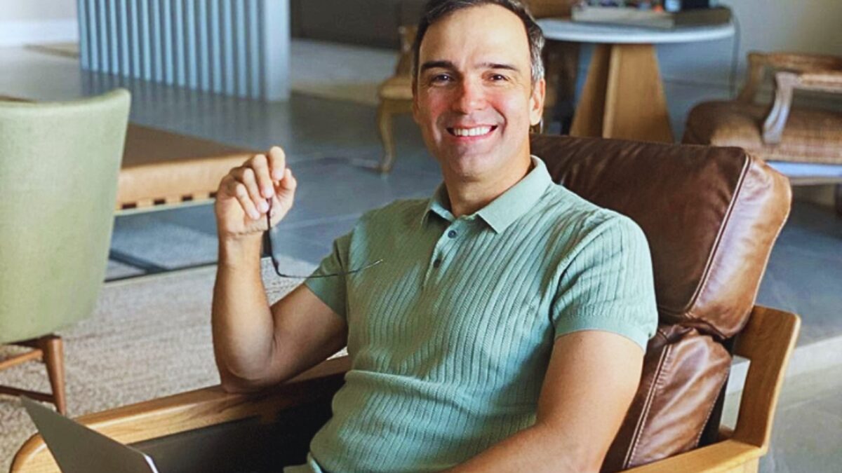 Como &eacute; a casa de Tadeu Schmidt o apresentador do BBB 26