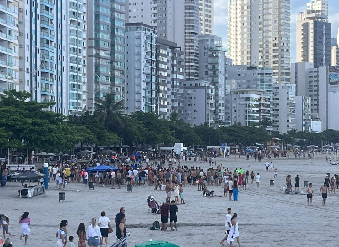 Confusão na Praia Central de Balneário Camboriú termina com três esfaqueados e um preso