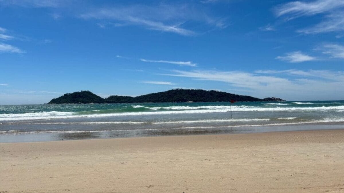 Corpo em decomposição é encontrado boiando em praia famosa de Florianópolis