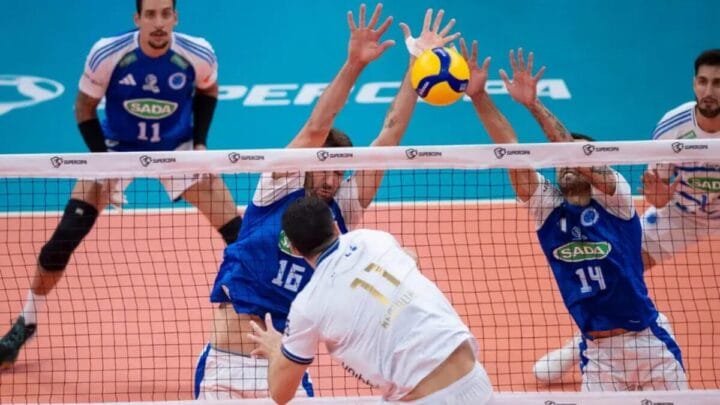 Dois atletas do Cruzeiro bloqueando bola pela Superliga Masculina 202526