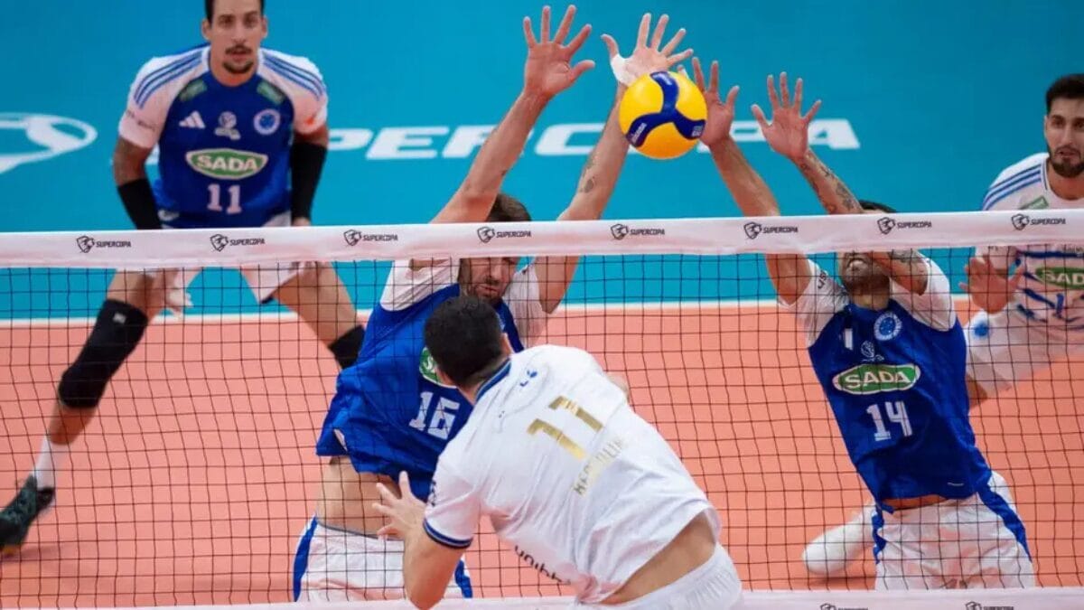 Dois atletas do Cruzeiro bloqueando bola pela Superliga Masculina 202526