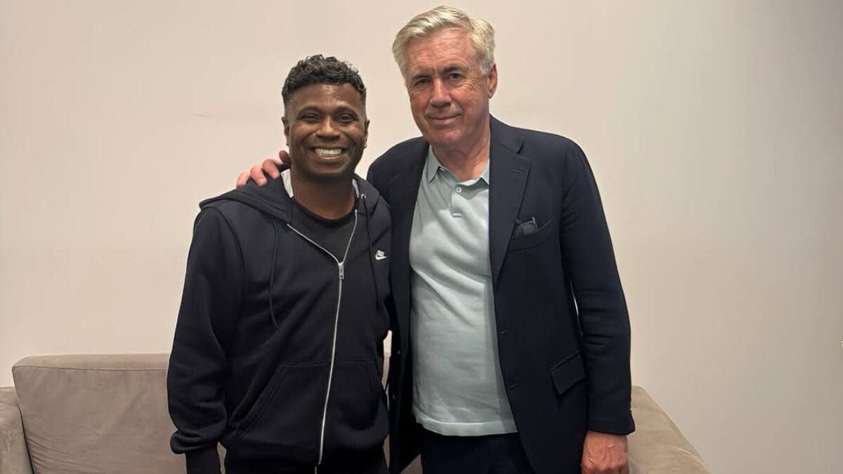 Ed&iacute;lson ao lado do t&eacute;cnico Carlo Ancelotti