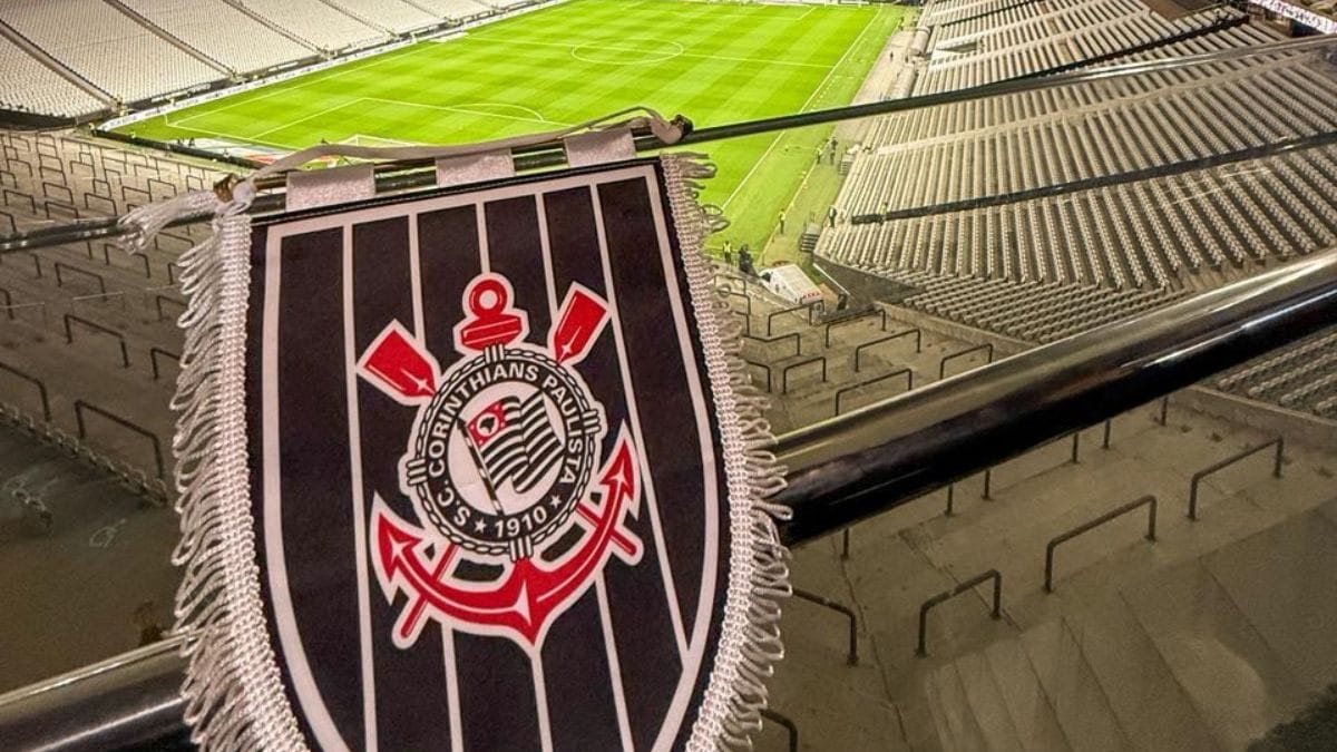 Escudo do Corinthians e Neo Química Arena ao fundo recebe Corinthians x Bragantino