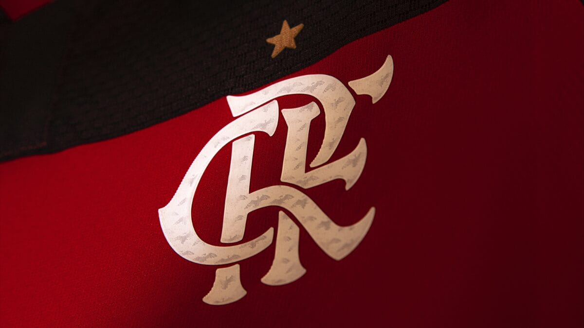 Escudo do Flamengo na nova camisa do uniforme