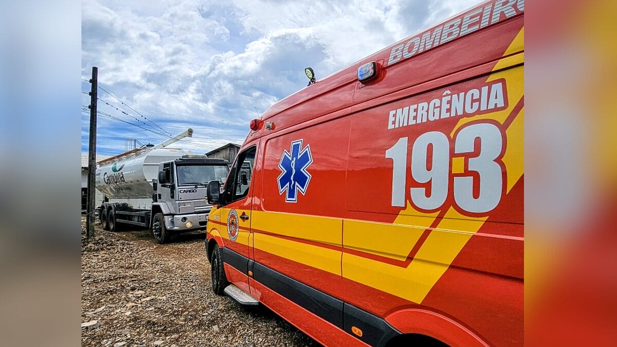 Caminh&atilde;o encosta em fios