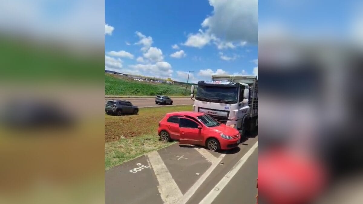 Caminhão arrasta carro na BR-282 em Xanxerê