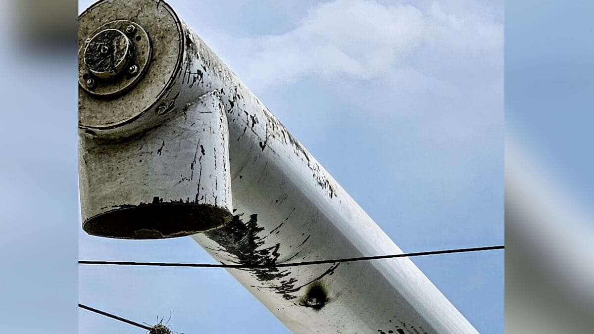 Caminh&atilde;o encosta em fios