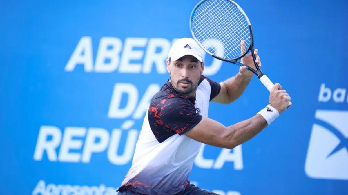 Fernando Romboli em posi&ccedil;&atilde;o de rebater bola