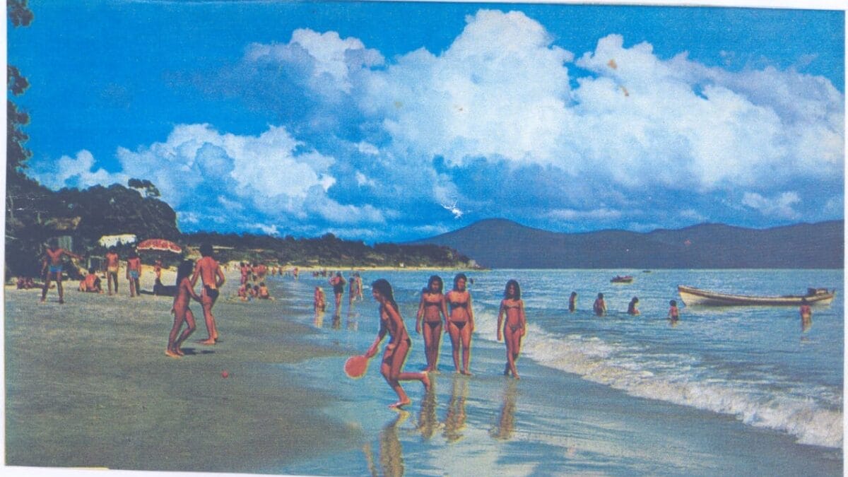 Dia de praia em Canasvieiras na década de 1970