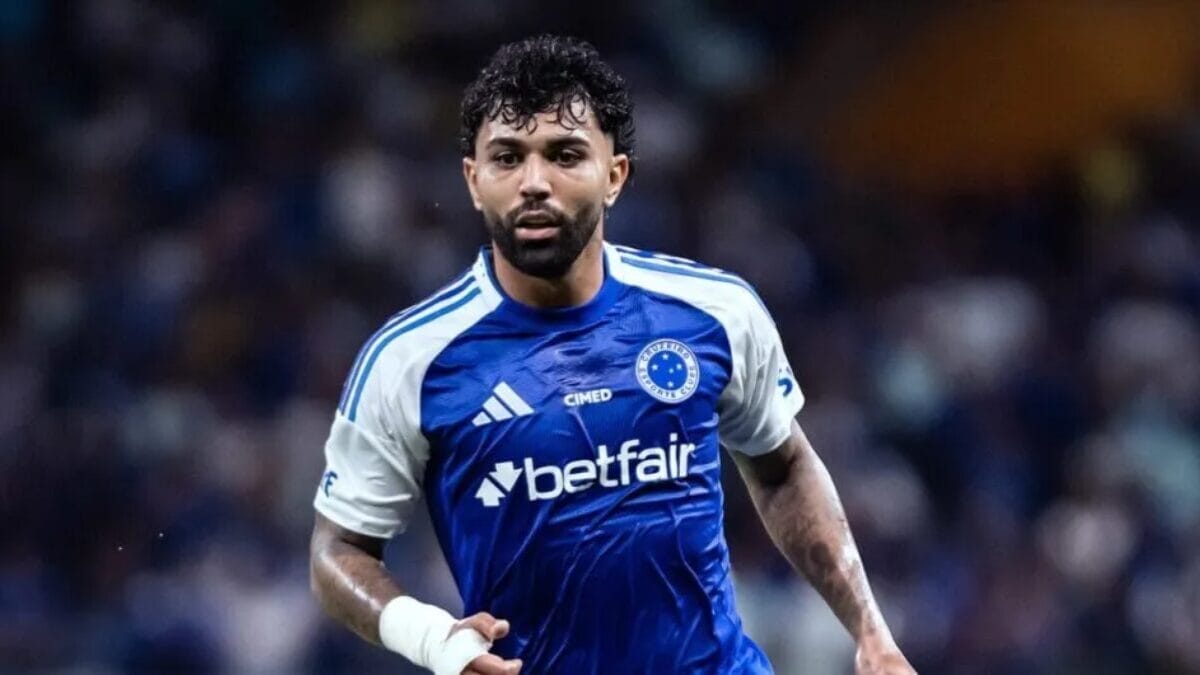 Gabigol com a camisa do Cruzeiro durante partida de futebol