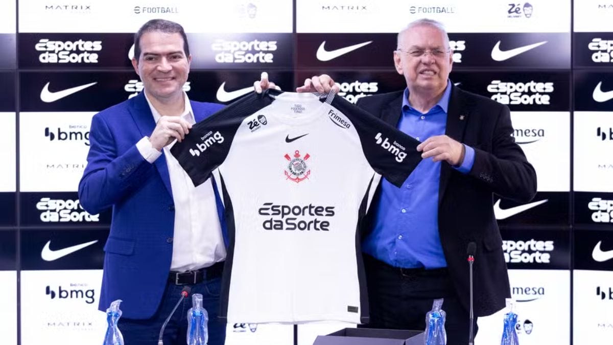 Executivo Marcelo Paz recebe camisa do Corinthians das mãos do presidente Osmar Stabile (Foto: Rodrigo Coca, Corinthians)