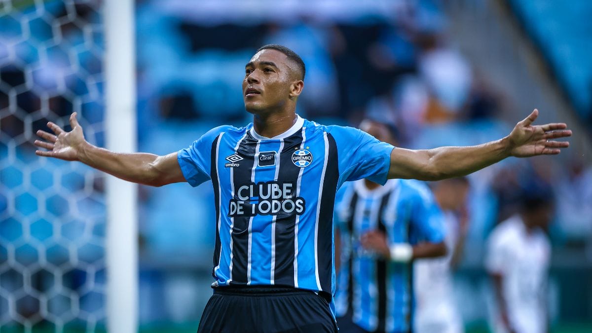 Times se enfrentam pelo Campeonato Gaúcho (Foto: Lucas Uebel)