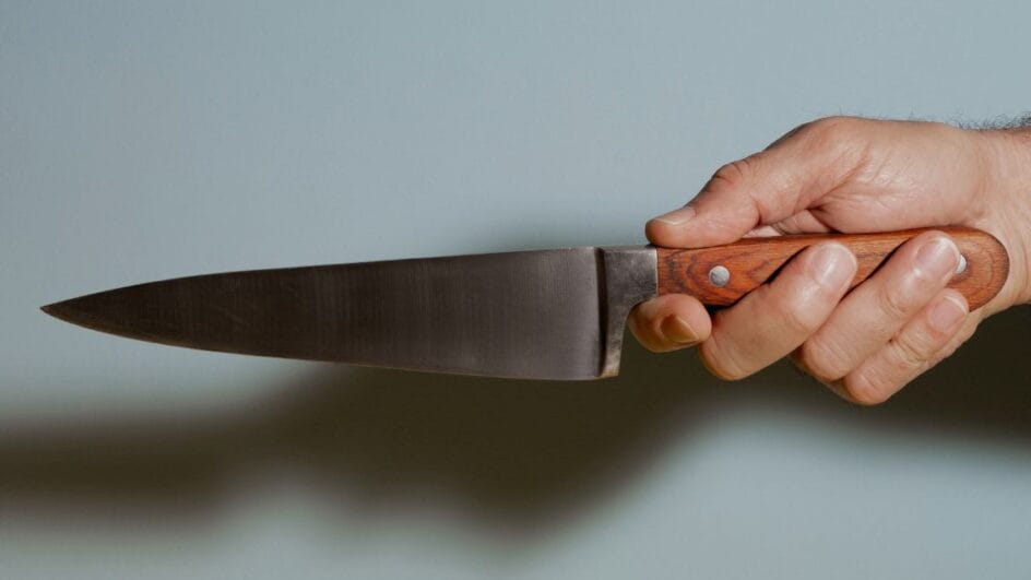 Homem segurando faca