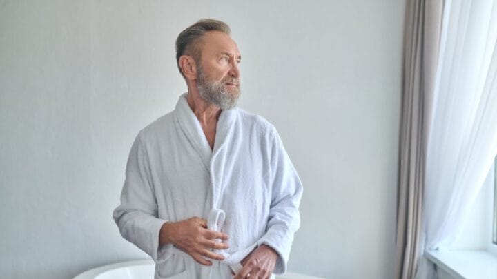 A pele amadurecida é mais suscetível a problemas decorrentes dos banhos diários (Foto: Banco de Imagens)