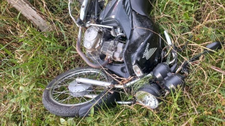 Idoso morre após motocicleta cair de barranco na SC-410, na Grande Florianópolis