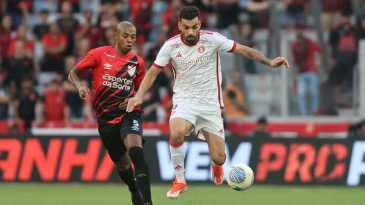 Fernandinho e Bruno Henrique em lance de Athletico x Internacional