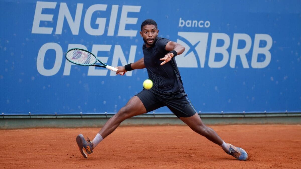 Jo&atilde;o Lucas Reis rebatendo bola de t&ecirc;nis