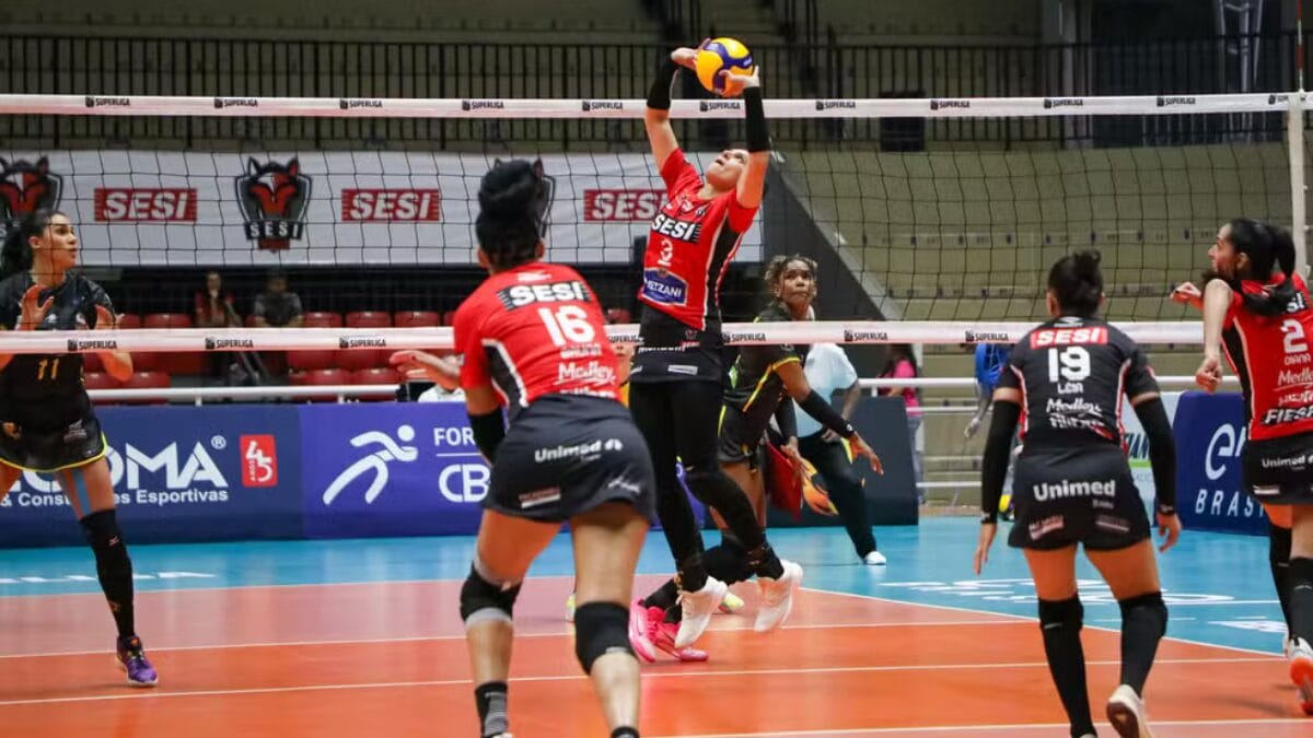 Jogadora do Bauru levantando bola em jogo contra o Praia Clube