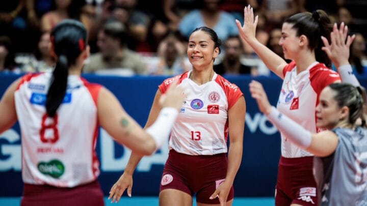 Jogadoras do Barueri em roda batendo as mãos em comemoração de ponto