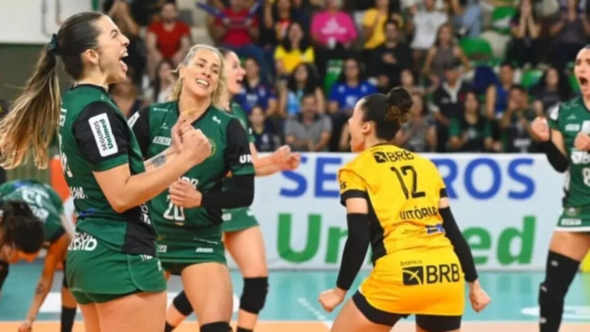 Jogadoras do Brasília Vôlei comemorando ponto pela Superliga Feminina 202526