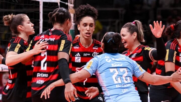 Jogadoras do Flamengo em roda comemorando ponto