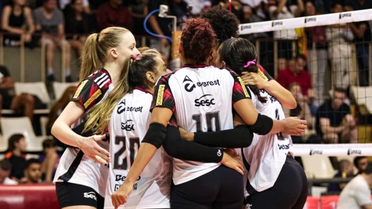 Jogadoras do Flamengo em roda juntas conversando