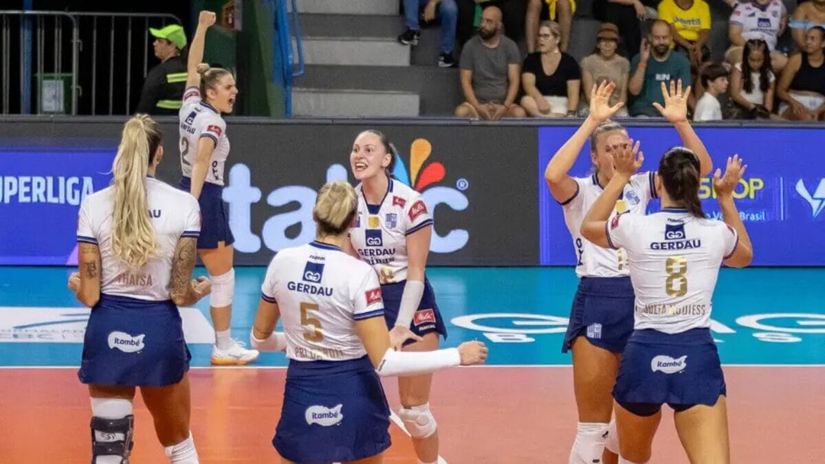 Jogadoras do Minas comemorando ponto em quadra durante jogo da Superliga Feminina 202526