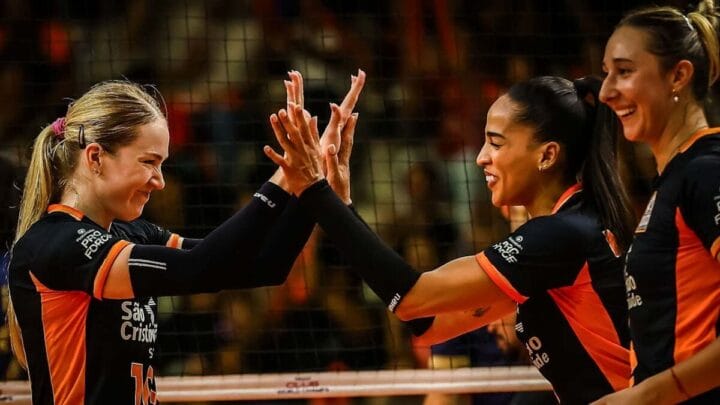 Jogadoras do Osasco batendo as mãos em comemoração de ponto no Mundial de Clubes 2025