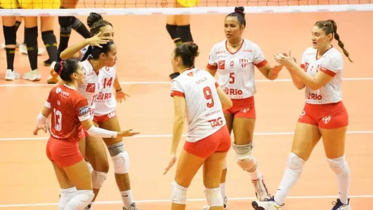 Jogadoras do Tijuca em roda comemorando ponto durante jogo